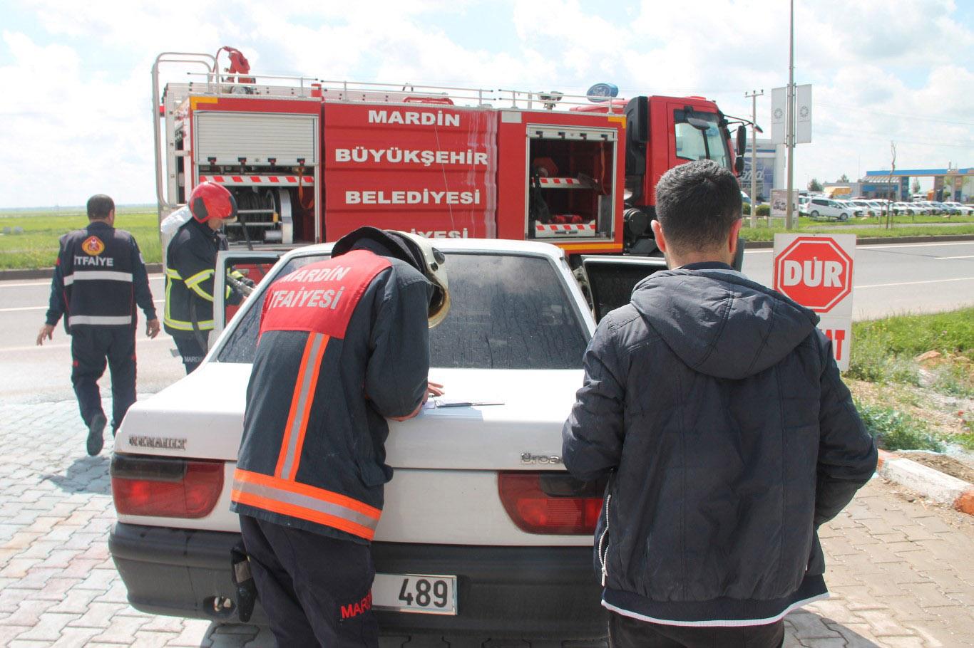 Otomobil akaryakıt istasyonunda alev aldı